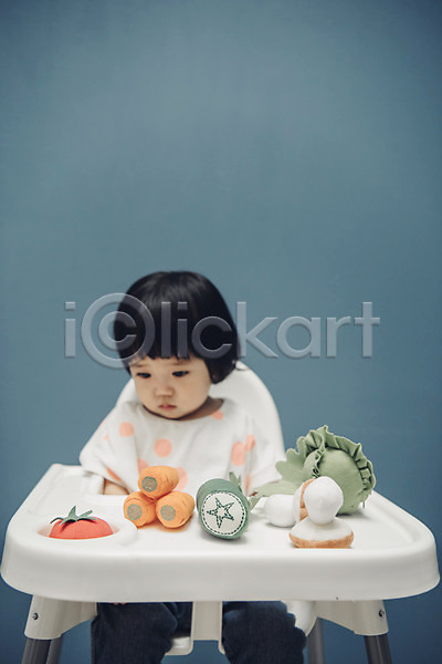 아기 여자 여자아기한명만 한국인 한명 JPG 아웃포커스 앞모습 포토 상반신 식탁 실내 아기용품 앉기 유아용 응시 장난감 채소