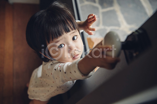 아기 여자 여자아기한명만 한국인 한명 JPG 앞모습 포토 하이앵글 문 서기 실내 오픈 응시 전신