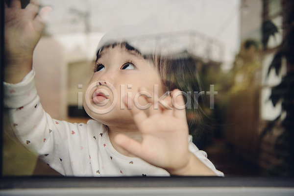 아기 여자 여자아기한명만 한국인 한명 JPG 옆모습 포토 상반신 서기 실내 응시 창밖