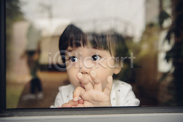 아기 여자 여자아기한명만 한국인 한명 JPG 앞모습 포토 상반신 서기 실내 응시 창밖