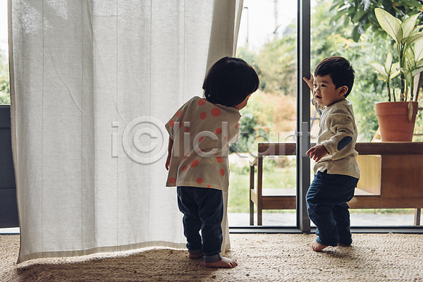 즐거움 남자 두명 아기 아기만 여자 한국인 JPG 뒷모습 옆모습 포토 놀이 서기 실내 웃음 장난 전신