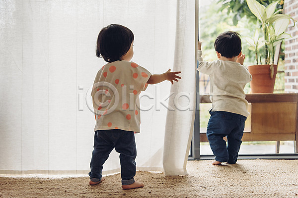 남자 두명 아기 아기만 여자 한국인 JPG 뒷모습 포토 서기 실내 응시 전신 커튼