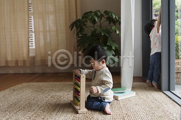 남자 두명 아기 아기만 여자 한국인 JPG 옆모습 포토 놀이 문 서기 수학 실내 앉기 오픈 응시 장난감 전신 책