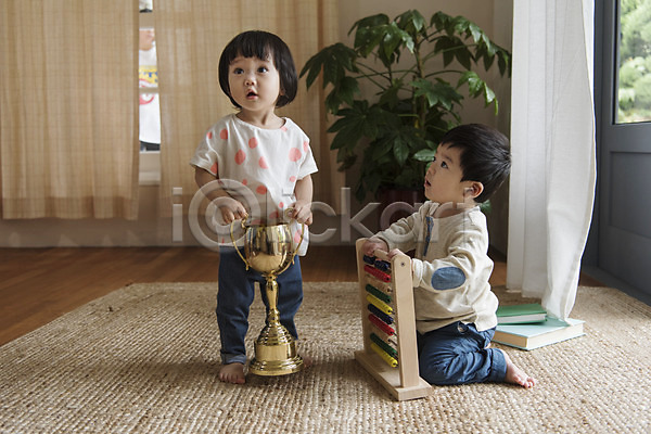남자 두명 아기 아기만 여자 한국인 JPG 앞모습 옆모습 포토 놀이용품 서기 수학 실내 앉기 응시 장난감 전신 주판대 트로피