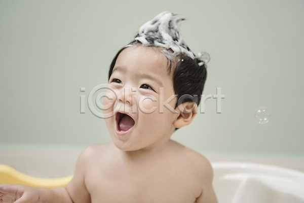 남자 남자아기한명만 아기 한국인 한명 JPG 앞모습 포토 비누거품 비눗방울 뿔 상반신 실내 앉기 웃음
