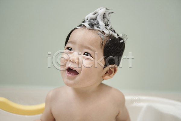 남자 남자아기한명만 아기 한국인 한명 JPG 앞모습 포토 비누거품 뿔 상반신 실내 앉기 웃음