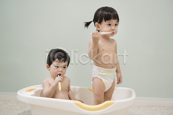 남자 두명 아기 아기만 여자 한국인 JPG 앞모습 포토 기저귀 상반신 서기 실내 앉기 양갈래머리 양치 욕조 위생용품 칫솔