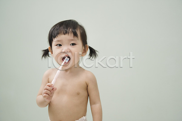 아기 여자 여자아기한명만 한국인 한명 JPG 앞모습 포토 들기 상반신 서기 실내 양갈래머리 양치 웃음 칫솔