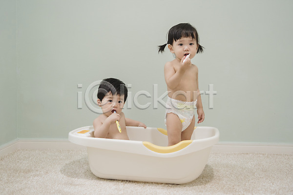 남자 두명 아기 아기만 여자 한국인 JPG 앞모습 포토 기저귀 상반신 서기 실내 앉기 양갈래머리 양치 욕조 위생용품 유아용 응시 칫솔