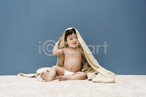 남자 남자아기한명만 아기 한국인 한명 JPG 앞모습 포토 기저귀 실내 앉기 웃음 이불 전신