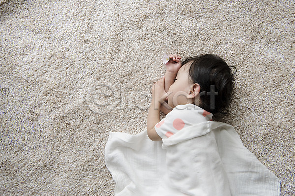 아기 여자 여자아기한명만 한국인 한명 JPG 옆모습 포토 눕기 상반신 실내 이불 잠