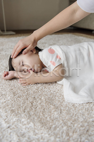 고통 두명 신체부위 아기 여자 한국인 JPG 앞모습 포토 눕기 만지기 물기(모션) 상반신 손 손가락 실내 엄마 이마 잠