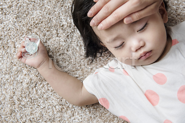 고통 신체부위 아기 여자 한국인 한명 JPG 앞모습 포토 노리개젖꼭지 눕기 만지기 상반신 손 실내 이마 잠