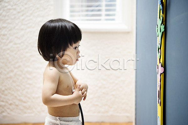 아기 여자 여자아기한명만 한국인 한명 JPG 옆모습 포토 기저귀 놀람 들기 만지기 병원놀이 상반신 서기 신장계 실내 청진기 키재기