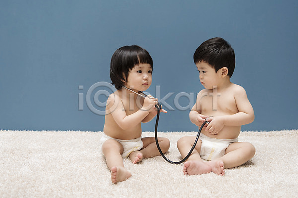 남자 두명 아기 아기만 여자 한국인 JPG 앞모습 포토 기저귀 들기 만지기 병원놀이 실내 앉기 응시 전신 청진기