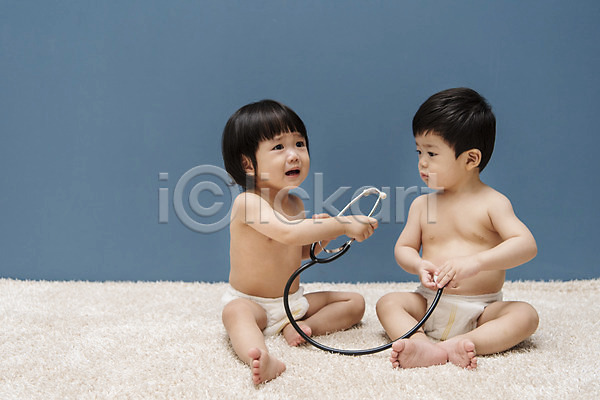 남자 두명 아기 아기만 여자 한국인 JPG 앞모습 포토 기저귀 들기 만지기 병원놀이 실내 앉기 울음 응시 전신 청진기