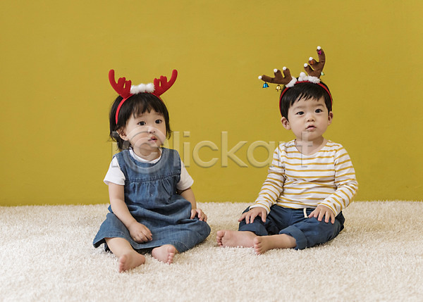 남자 두명 아기 아기만 여자 한국인 JPG 앞모습 포토 루돌프머리띠 실내 앉기 응시 전신 크리스마스