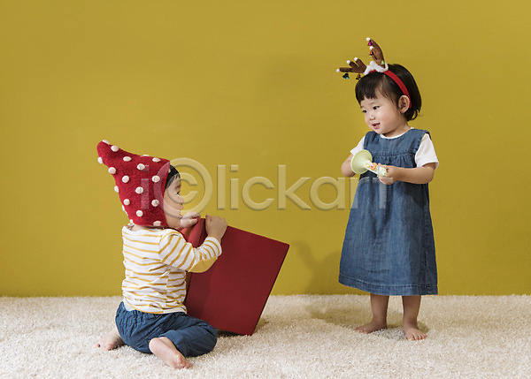 남자 두명 아기 아기만 여자 한국인 JPG 앞모습 옆모습 포토 나팔 들기 루돌프머리띠 모자(잡화) 서기 선물상자 실내 앉기 웃음 장난감 전신 크리스마스