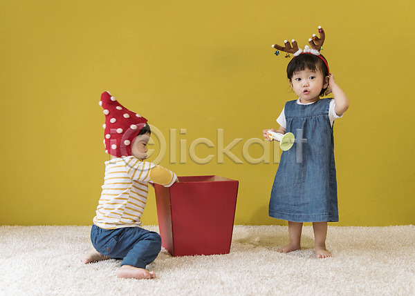 남자 두명 아기 아기만 여자 한국인 JPG 앞모습 옆모습 포토 나팔 루돌프머리띠 모자(잡화) 서기 선물상자 실내 앉기 장난감 전신 크리스마스