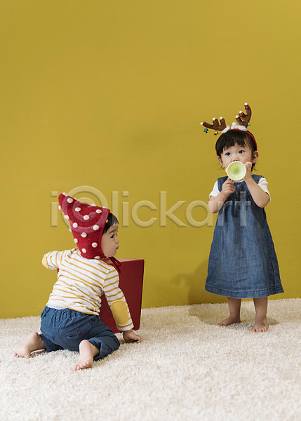남자 두명 아기 아기만 여자 한국인 JPG 뒷모습 앞모습 포토 나팔 루돌프머리띠 모자(잡화) 불기 서기 선물상자 실내 앉기 장난감 전신 크리스마스