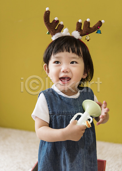 아기 여자 여자아기한명만 한국인 한명 JPG 앞모습 포토 나팔 들기 루돌프머리띠 미소(표정) 상반신 서기 실내 웃음 크리스마스