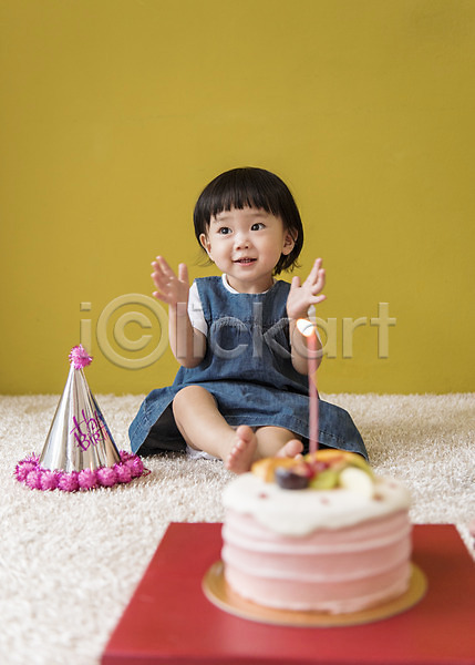 아기 여자 여자아기한명만 한국인 한명 JPG 앞모습 포토 꼬깔모 미소(표정) 박수 생일 생일파티 실내 앉기 웃음 전신 초 케이크 해피버스데이
