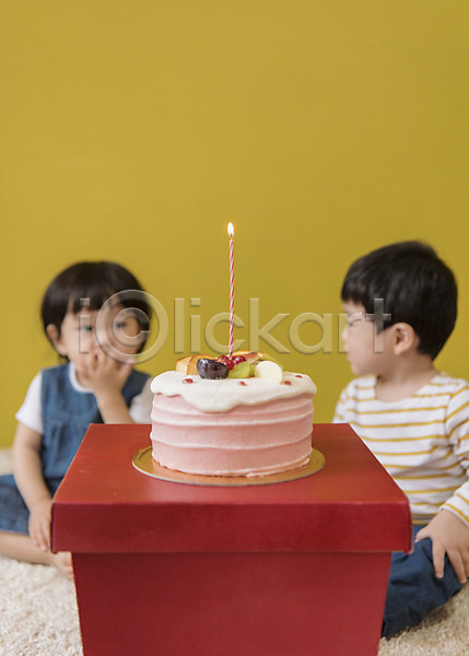 남자 두명 아기 아기만 여자 한국인 JPG 아웃포커스 앞모습 포토 상반신 생일 생일파티 실내 앉기 응시 초 케이크 해피버스데이