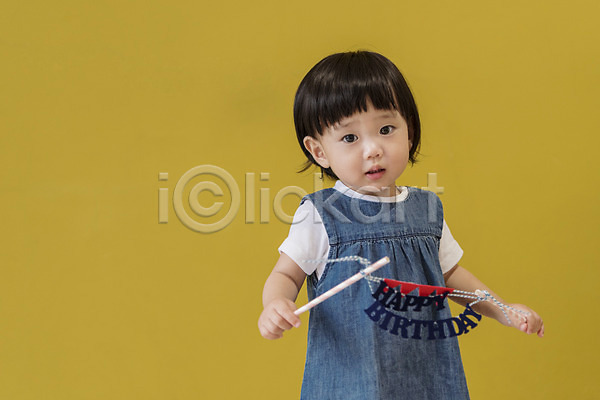 아기 여자 여자아기한명만 한국인 한명 JPG 앞모습 포토 상반신 생일 서기 실내 응시 해피버스데이