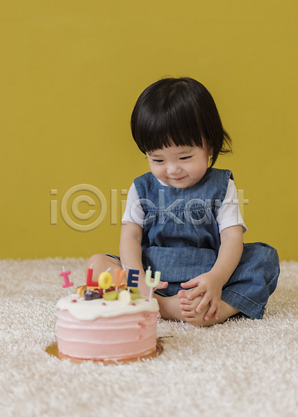 행복 아기 여자 여자아기한명만 한국인 한명 JPG 앞모습 포토 생일 생일파티 실내 아이러브유 앉기 웃음 응시 전신 케이크