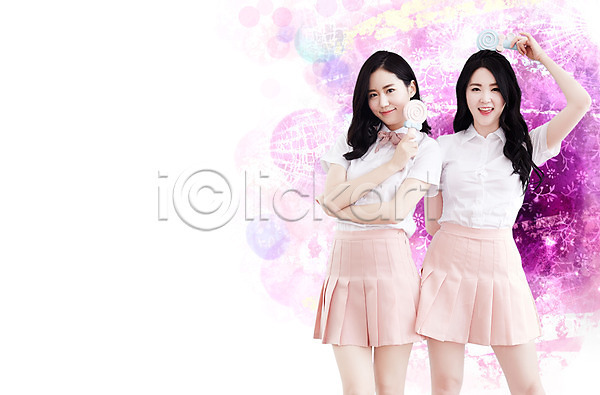 20대 두명 성인 성인여자만 여자 한국인 PSD 앞모습 편집이미지 거울 남방 들기 미소(표정) 사탕 상반신 서기 응시 친구 트윈룩 포즈 플리츠스커트