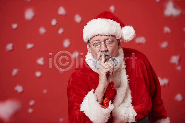 50대 남자 백인 서양인 중년 중년남자한명만 한명 JPG 앞모습 포토 눈(날씨) 산타모자 산타옷 산타클로스 상반신 수염 쉿 스튜디오촬영 실내 웃음 이벤트 크리스마스