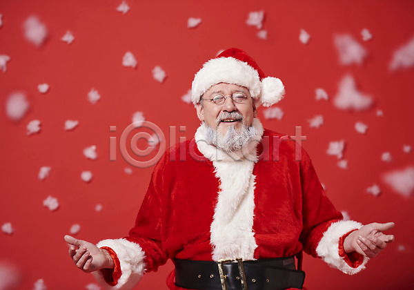 50대 남자 백인 서양인 중년 중년남자한명만 한명 JPG 앞모습 포토 눈(날씨) 산타모자 산타옷 산타클로스 상반신 수염 스튜디오촬영 실내 웃음 크리스마스 팔벌리기