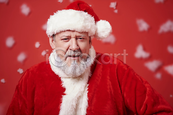 50대 남자 백인 서양인 중년 중년남자한명만 한명 JPG 앞모습 포토 눈(날씨) 산타모자 산타옷 산타클로스 상반신 수염 스튜디오 스튜디오촬영 실내 찡그림 크리스마스