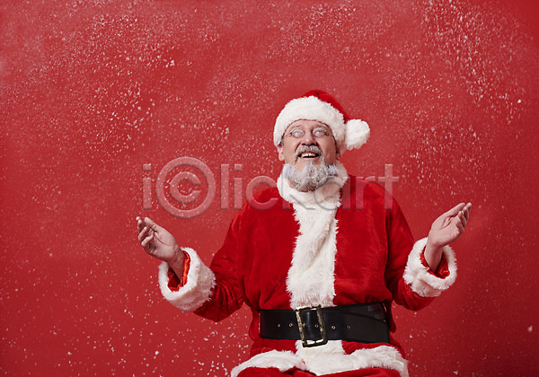 50대 남자 백인 서양인 중년 중년남자한명만 한명 JPG 앞모습 포토 눈(날씨) 산타모자 산타옷 산타클로스 상반신 수염 스튜디오촬영 실내 앉기 웃음 응시 크리스마스 팔벌리기