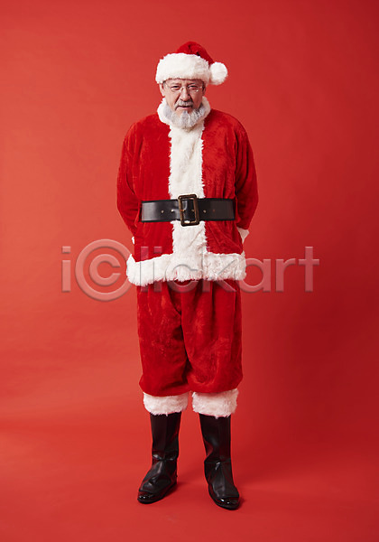 50대 남자 백인 서양인 중년 중년남자한명만 한명 JPG 앞모습 포토 뒷짐 산타모자 산타옷 산타클로스 서기 수염 스튜디오촬영 실내 전신 크리스마스