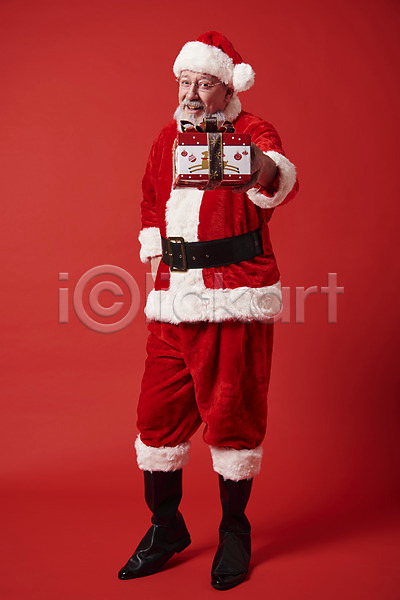 50대 남자 백인 서양인 중년 중년남자한명만 한명 JPG 앞모습 포토 산타모자 산타옷 산타클로스 서기 선물 수염 스튜디오촬영 실내 웃음 전신 주기 크리스마스