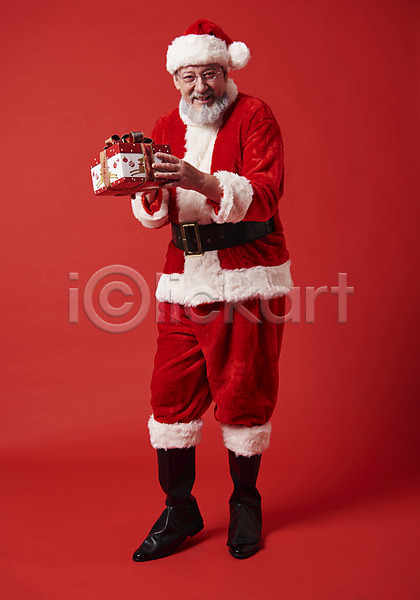 50대 남자 백인 서양인 중년 중년남자한명만 한명 JPG 앞모습 포토 들기 산타모자 산타옷 산타클로스 서기 선물 수염 스튜디오촬영 실내 웃음 전신 크리스마스