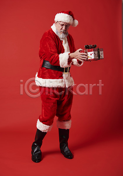 50대 남자 백인 서양인 중년 중년남자한명만 한명 JPG 앞모습 포토 들기 산타모자 산타옷 산타클로스 서기 선물 수염 스튜디오촬영 실내 응시 전신 크리스마스