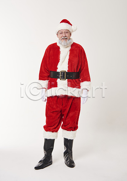 50대 남자 백인 서양인 중년 중년남자한명만 한명 JPG 앞모습 포토 산타모자 산타옷 산타클로스 서기 수염 스튜디오촬영 실내 웃음 전신 크리스마스