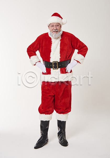 50대 남자 백인 서양인 중년 중년남자한명만 한명 JPG 앞모습 포토 산타모자 산타옷 산타클로스 서기 수염 스튜디오촬영 실내 웃음 전신 크리스마스