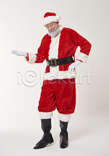 50대 남자 백인 서양인 중년 중년남자한명만 한명 JPG 앞모습 포토 가리킴 산타모자 산타옷 산타클로스 서기 수염 스튜디오촬영 실내 웃음 전신 크리스마스