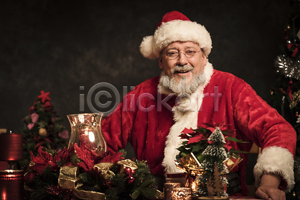 50대 남자 백인 서양인 중년 중년남자한명만 한명 JPG 앞모습 포토 산타모자 산타옷 산타클로스 상반신 수염 스튜디오촬영 실내 앉기 웃음 크리스마스 크리스마스장식