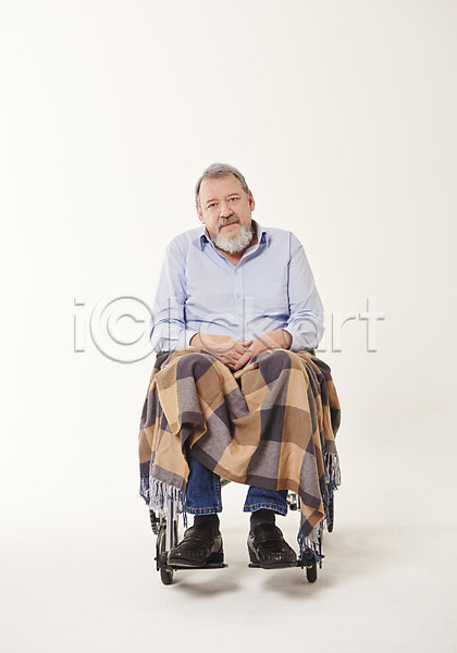 50대 남자 백인 서양인 중년 중년남자한명만 한명 JPG 앞모습 포토 담요 덮기 스튜디오촬영 실내 실버라이프 앉기 전신 휠체어