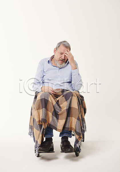좌절 50대 남자 백인 서양인 중년 중년남자한명만 한명 JPG 앞모습 포토 담요 덮기 스튜디오촬영 실내 실버라이프 앉기 전신 휠체어