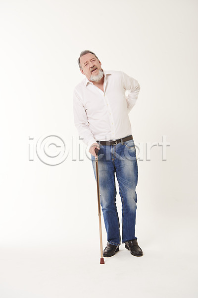 피곤 50대 남자 백인 서양인 중년 중년남자한명만 한명 JPG 앞모습 포토 서기 스튜디오촬영 실내 실버라이프 전신 지팡이