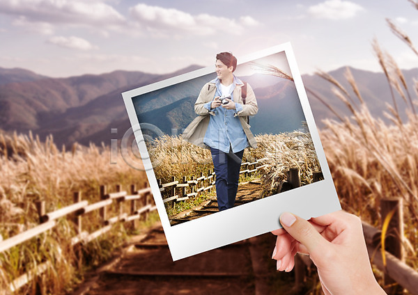 20대 남자 성인 신체부위 한국인 한명 PSD 편집이미지 가을(계절) 가을여행 갈대밭 구름(자연) 산 산책로 손 카메라 편집 폴라로이드사진 하늘