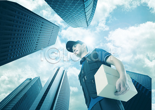 남자 성인 한국인 한명 PSD 로우앵글 편집이미지 구름(자연) 배송 빌딩 상반신 상자 직업 택배 택배기사 편집 하늘