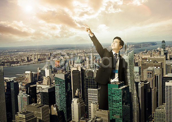 30대 남자 성인 한국인 한명 PSD 편집이미지 가리킴 구름(자연) 노을 도시 바다 비즈니스 비즈니스맨 빌딩 상반신 편집 하늘