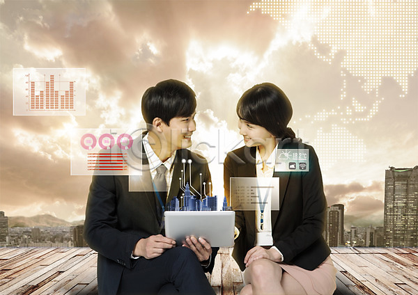 스마트 20대 남자 두명 성인 여자 한국인 PSD 편집이미지 구름(자연) 그래프 노을 디지털 마주보기 비즈니스 비즈니스맨 비즈니스우먼 빌딩 앉기 웃음 태블릿 편집 하늘