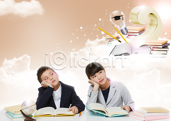남자 두명 어린이 여자 일본인 PSD 편집이미지 교육 구름(자연) 상반신 어린이교육 연필 응시 전구 지구본 책 턱괴기 편집 하늘 학사모